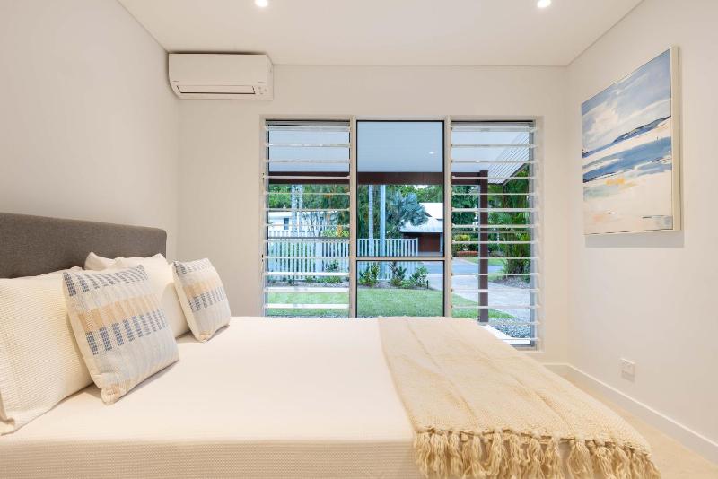 Tropical Home by the Beach - image 2