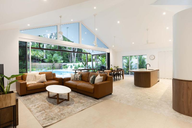 Tropical Home by the Beach - image 25