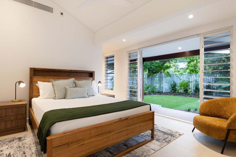 Tropical Home by the Beach - image 8
