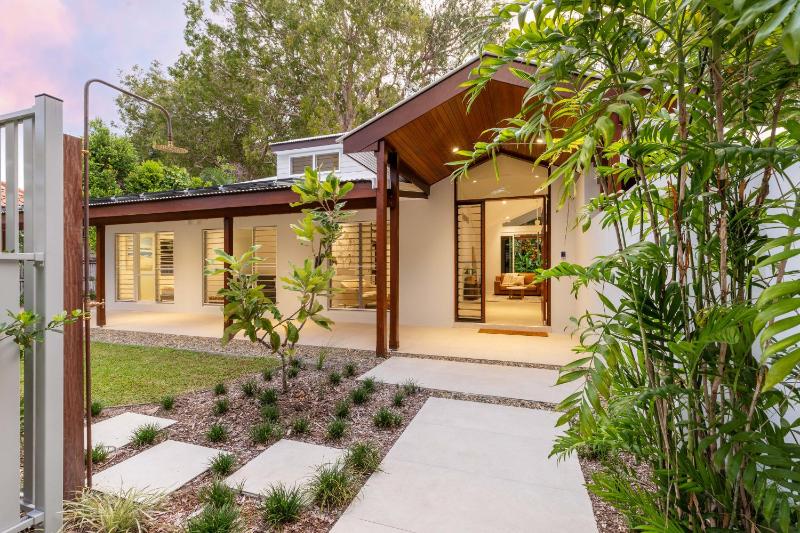 Tropical Home by the Beach - image 16