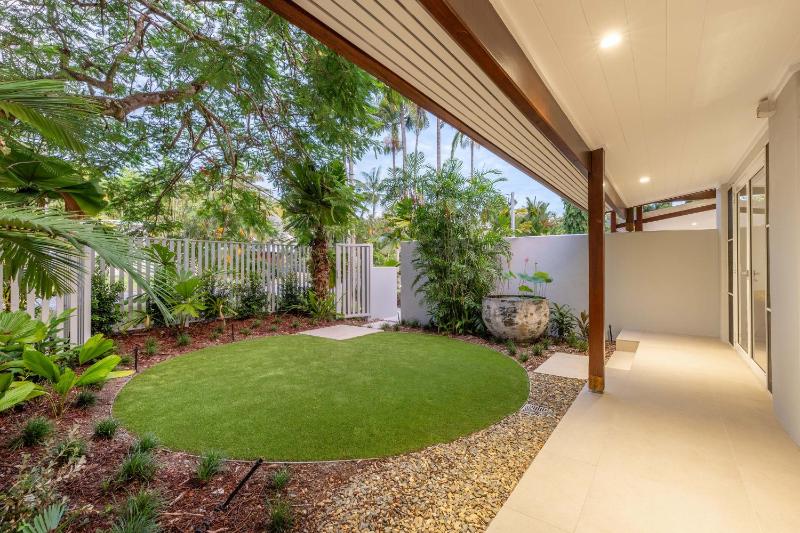 Tropical Home by the Beach - image 4