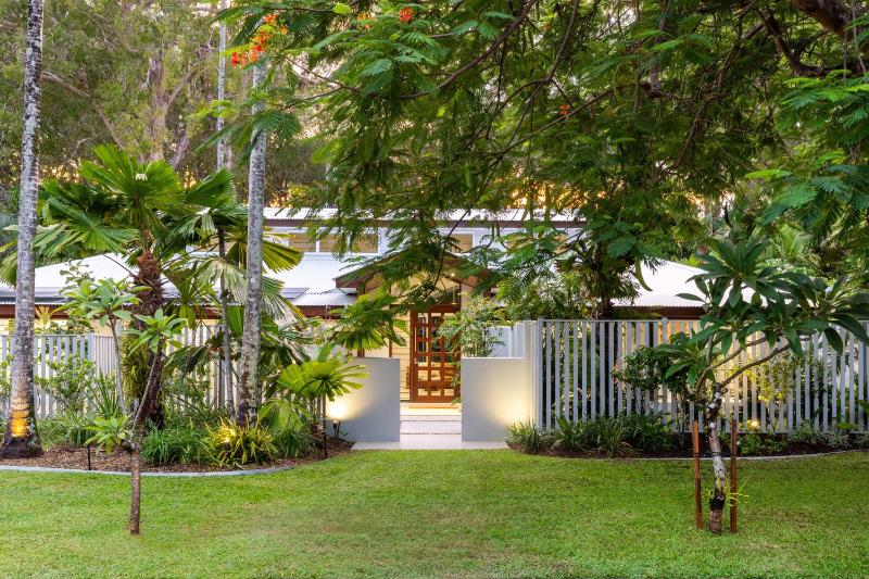 Tropical Home by the Beach - image 11