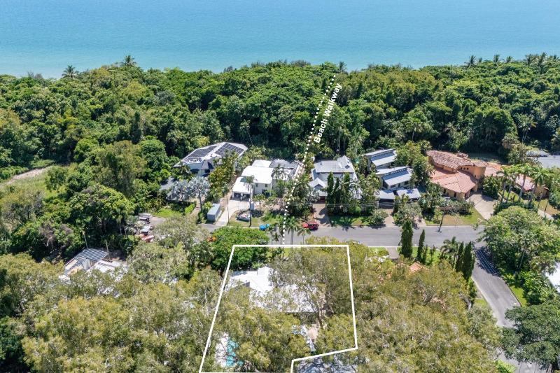 Tropical Home by the Beach - image 17