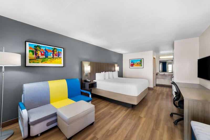 King Room with Sofa Bed - Non-Smoking image 3
