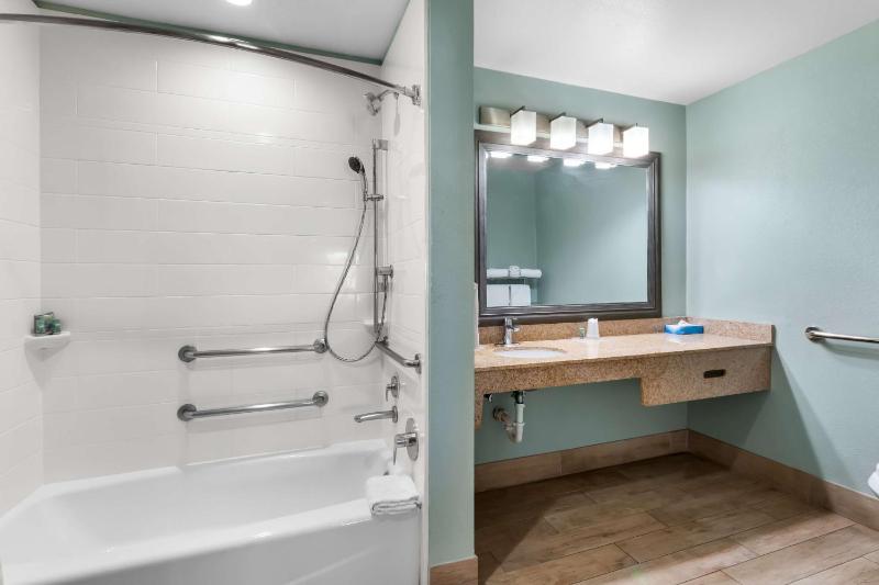 King Room with Sofa Bed and Bath Tub - Disability Accessible/Non-Smoking image 2