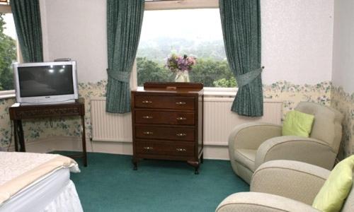 Single Room with Shared Bathroom image 1