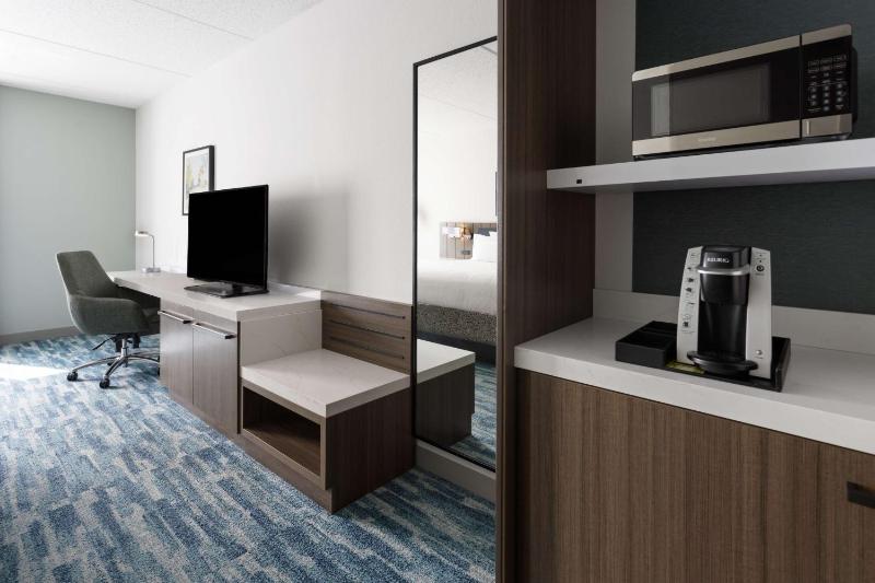 King Room with Roll-In Shower - Mobility Access image 4