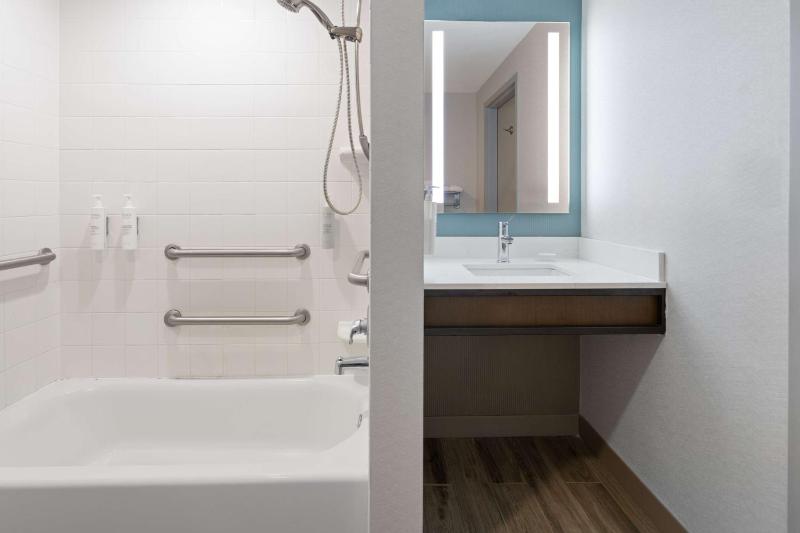 King Room with Bath Tub - Mobility Access image 2