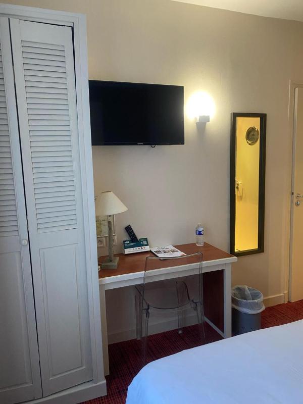 Quadruple Room with Private Bathroom image 4