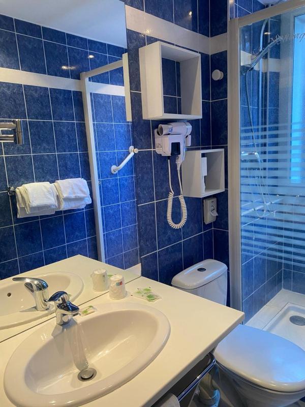 Quadruple Room with Private Bathroom image 3