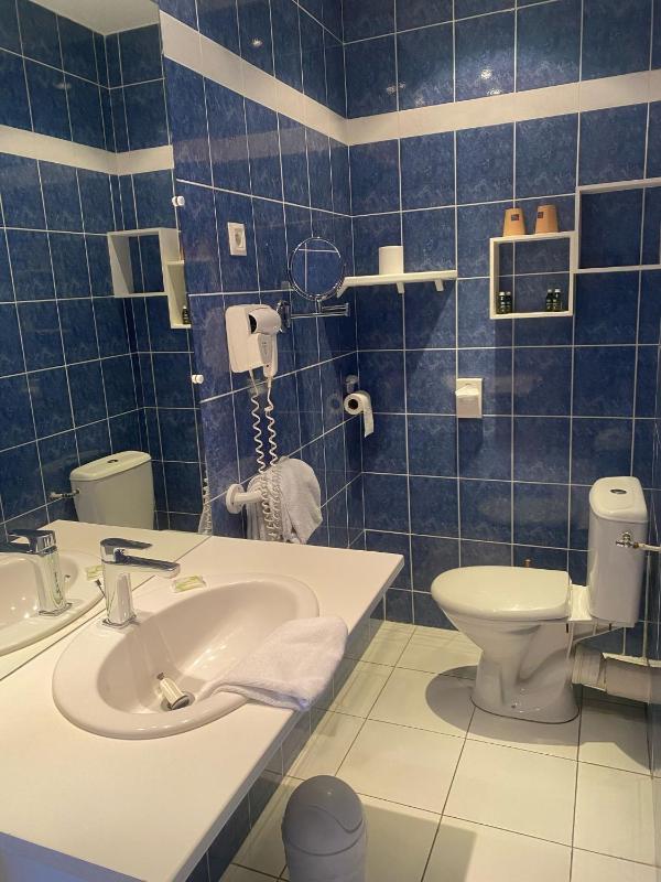 Twin Room with Private Bathroom image 1