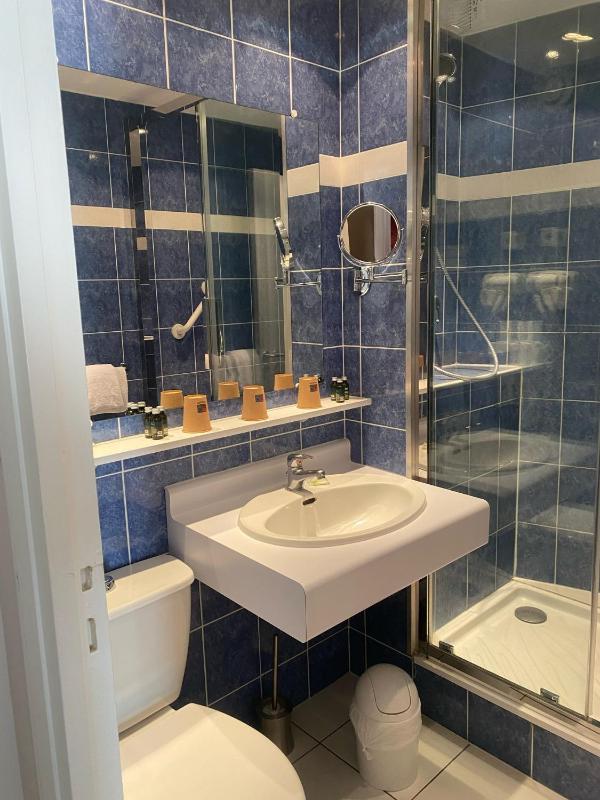 Triple Room with Private Bathroom image 1