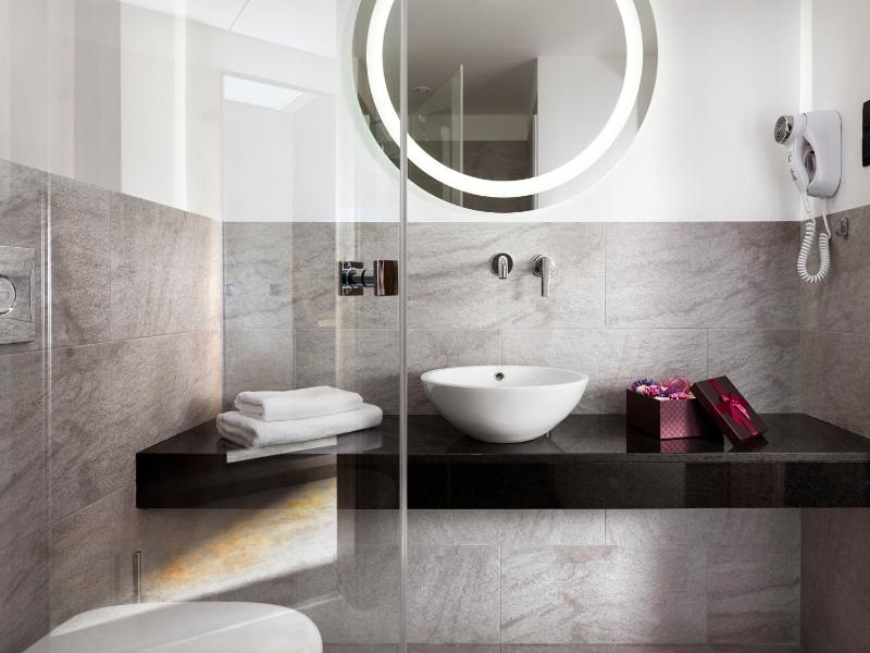 Deluxe Double or Twin Room image 3