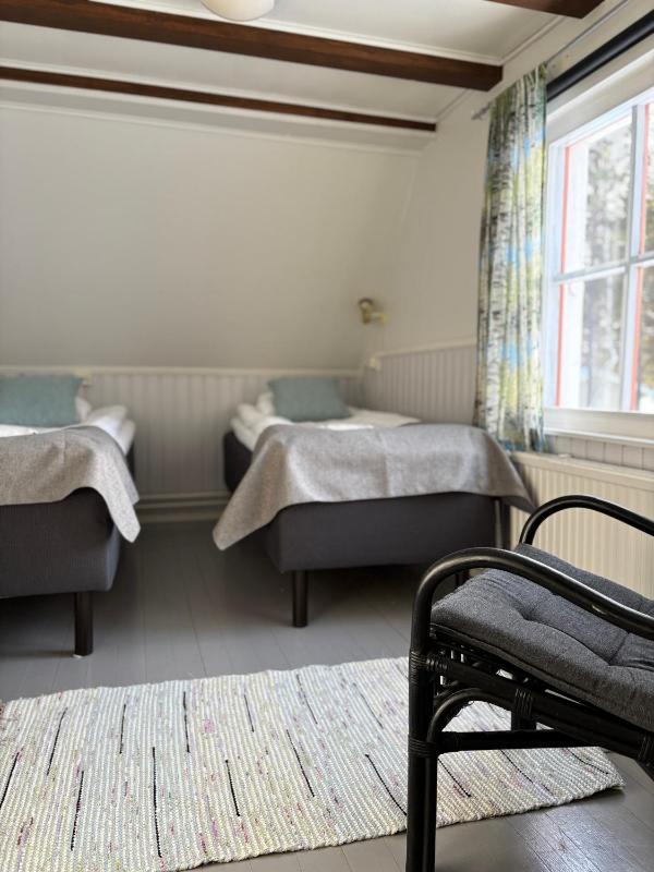 Standard Twin Room with Shared Bathroom image 4