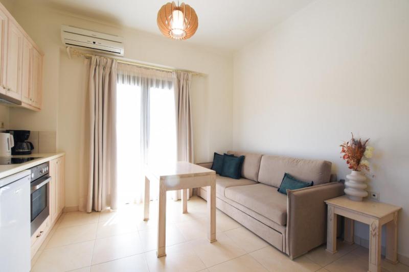 Deluxe One-Bedroom Apartment image 2
