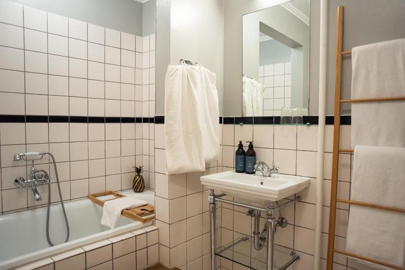 X-Large with Bathtub image 2