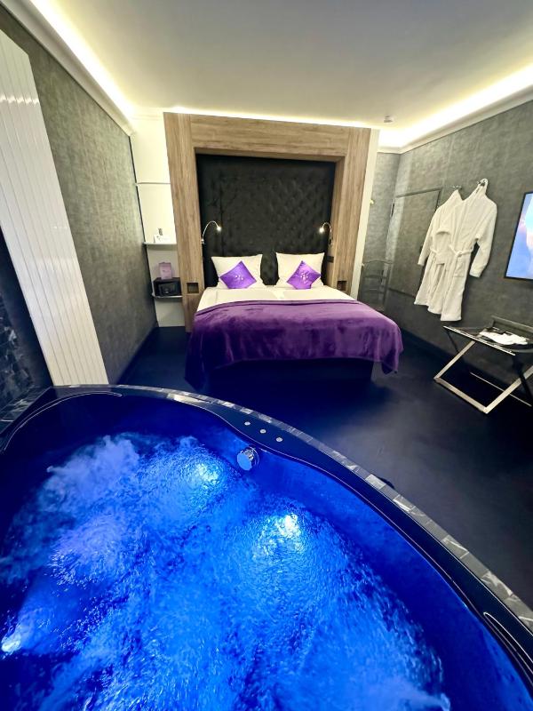 Suite with Spa Bath image 3