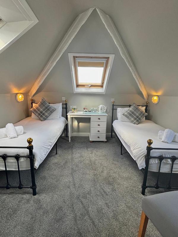 Twin Room Sea View - loft image 1