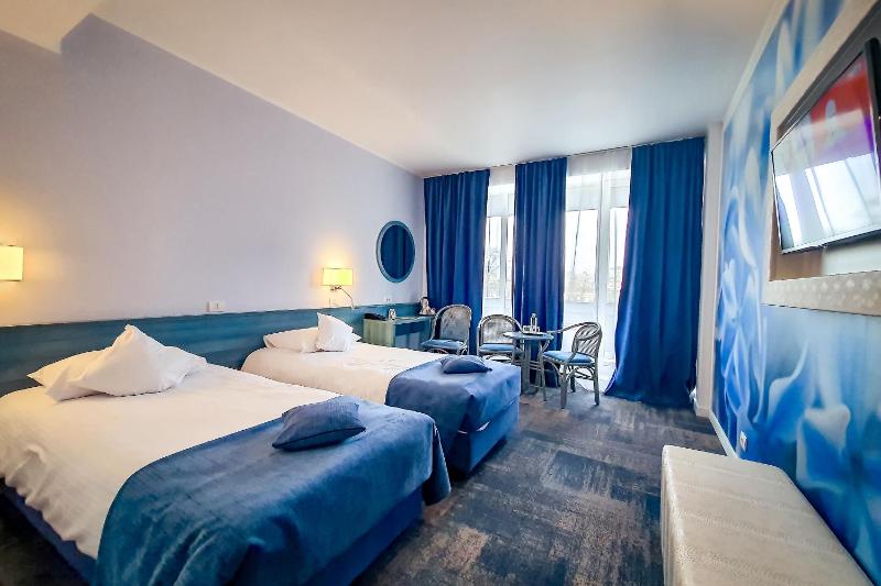 Standard Twin Room image 4