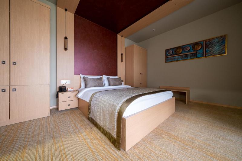 King Room with Balcony image 1