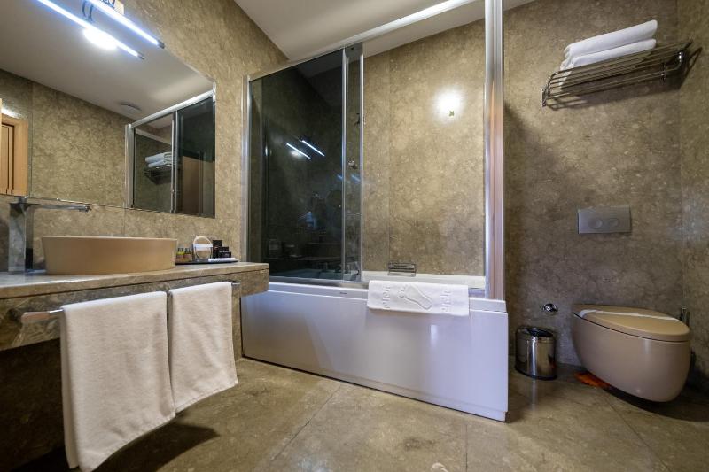 King Room with Balcony image 3