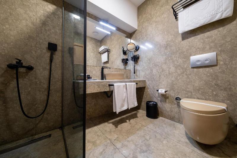 Superior King Room image 3