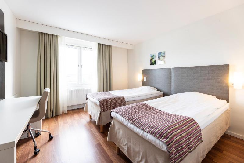 Standard Twin Room image 1