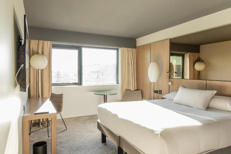 Deluxe King Room image 4