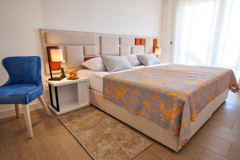 One-Bedroom Apartment with Balcony and Sea View image 1