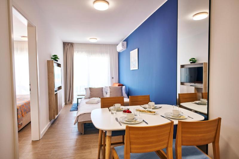 One-Bedroom Apartment with Balcony and Sea View image 4