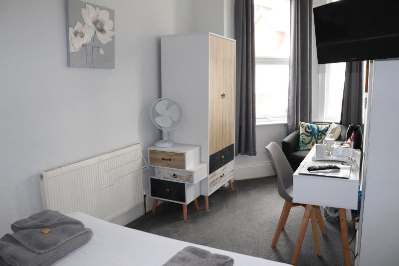 Double room En-suite with shower image 3