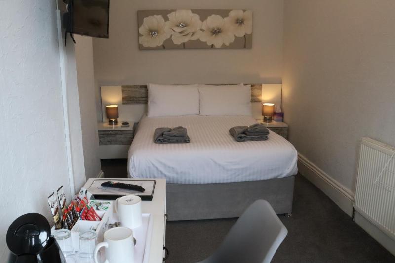 Double room En-suite with shower image 1