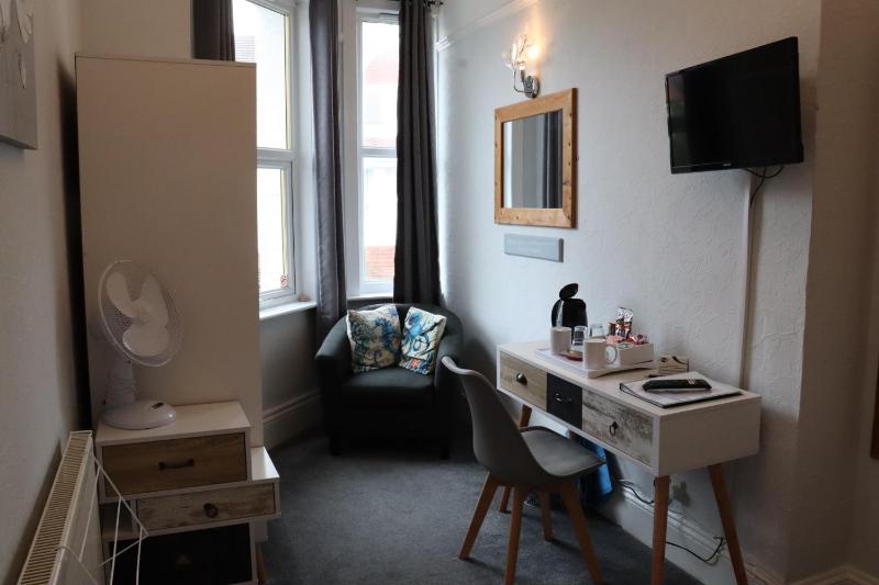 Double room En-suite with shower image 4