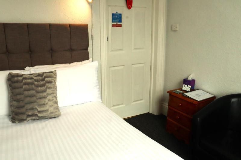 Single Room Ensuite with Shower image 2