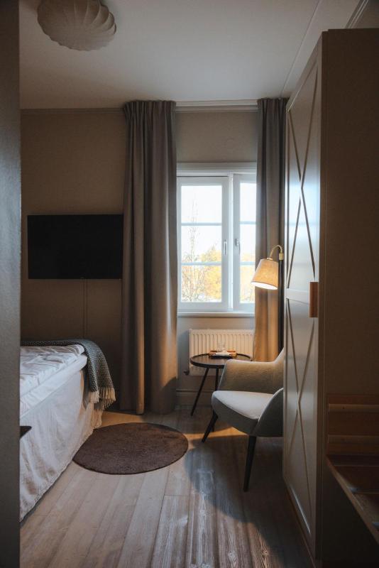 Small Double Room (140 cm bed) image 4
