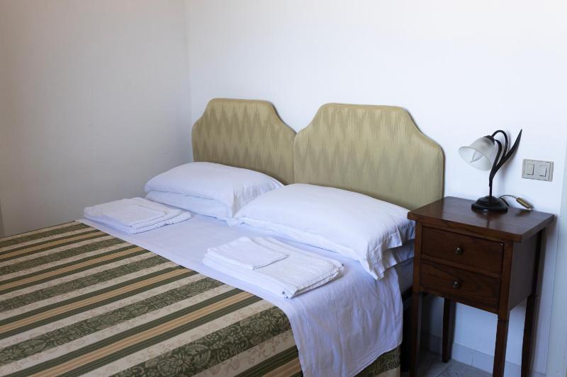 Single Room image 3