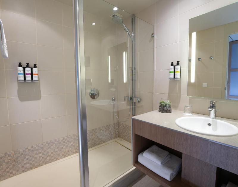 Deluxe King Room image 2