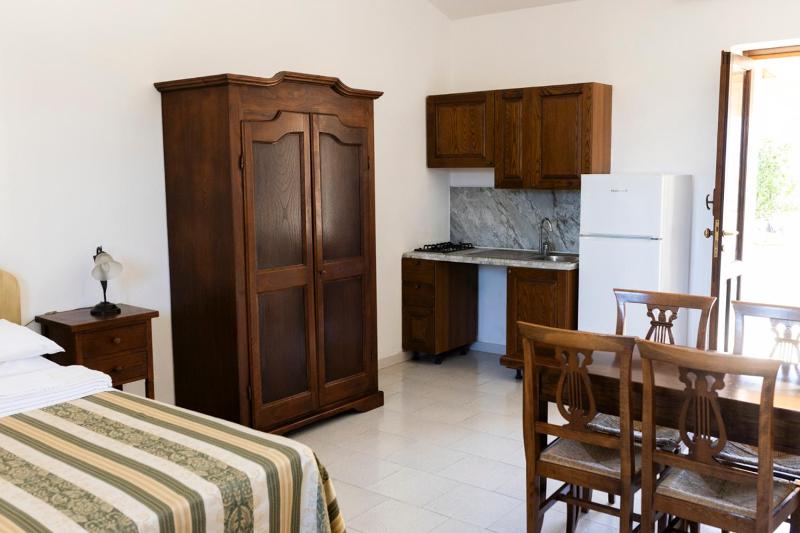 Studio with Kitchenette image 4