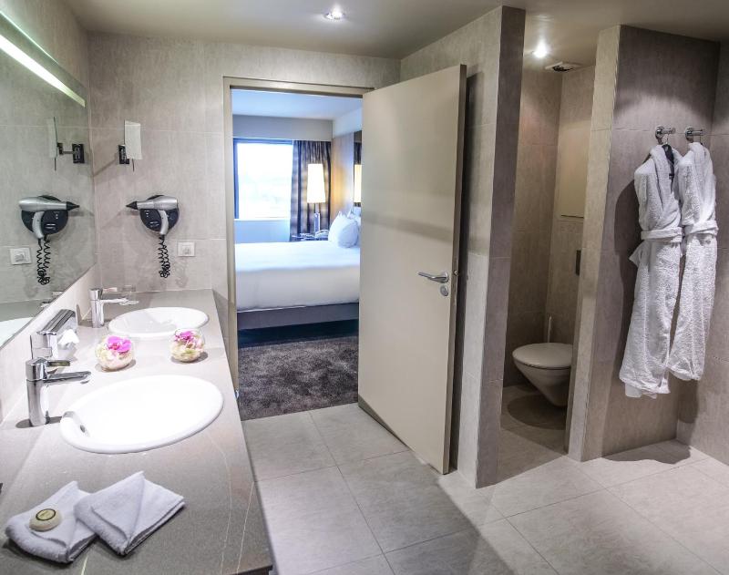 Junior King Suite with Lounge image 3