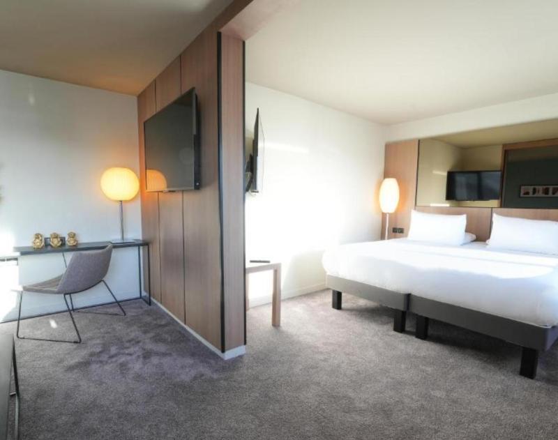 Junior King Suite with Lounge image 2