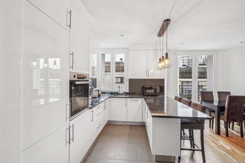 Deluxe One-Bedroom Apartment image 3