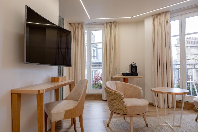 Signature Terrace Room image 2