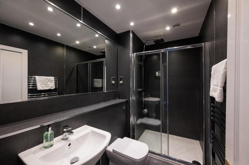 Standard Twin Room image 4