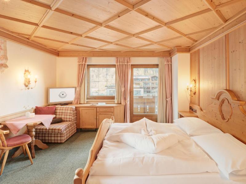 Classic Double Room with Balcony image 1