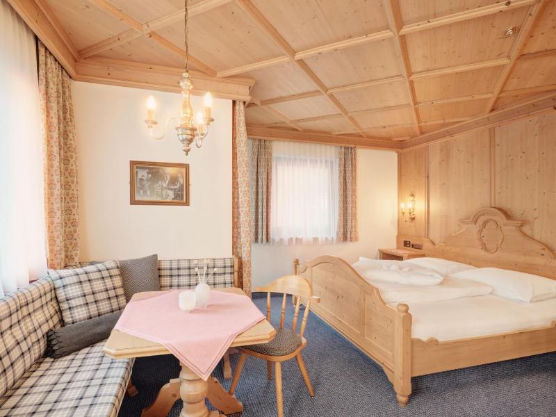 Superior Double Room with Balcony image 3