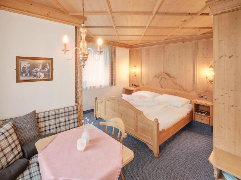 Superior Double Room with Balcony image 4