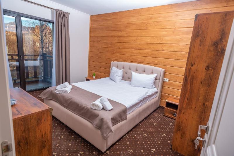 Double Room with Balcony image 2
