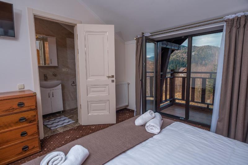 Double Room with Balcony image 2
