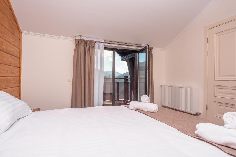 Double Room with Balcony image 4