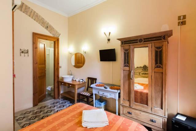 Single Room with Private Bathroom image 2